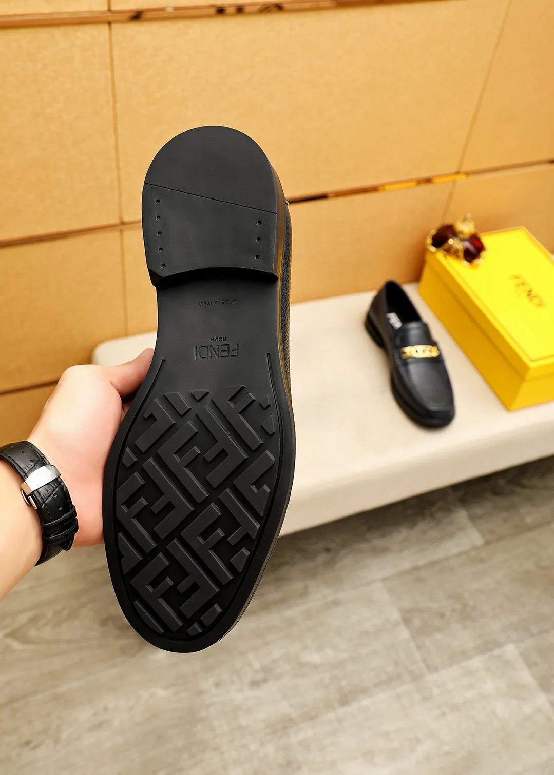 Men's shoes 💰460 💐 Product trademark: FENDI [Fendi] casual leather shoes Regular size: 38-44 (45🉑️customized) Product materials: Selected imported first-layer pebbled cowhide leather upper + luxury hardware buckle, imported cowhide lining. Strong three-dimensional visual effect, rubber outsole Color: 3⃣️colors available
